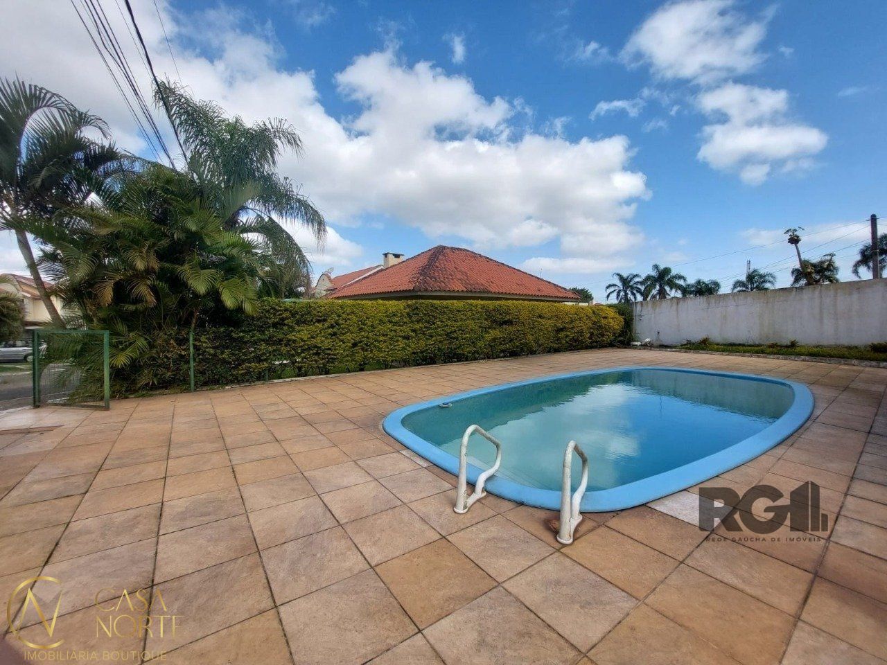 Casa de Condomínio à venda com 2 quartos, 118m², 4 vagas, Avenida Edgar Pires de Castro no bairro Hípica em Porto Alegre