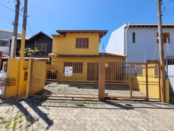 Sobrado à venda com 3 quartos, 155m², 1 suíte, 4 vagas, Rua Giobatta Giuseppe Petracco no bairro Vila Nova em Porto Alegre