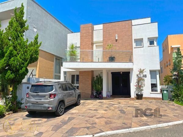 Casa à venda com 3 quartos, 248m², 1 suíte, 2 vagas, Avenida Edgar Pires de Castro no bairro Aberta dos Morros em Porto Alegre