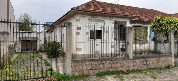 Casa à venda com 3 quartos, 135m², 1 suíte, 5 vagas, Rua Mampituba no bairro Ipanema em Porto Alegre