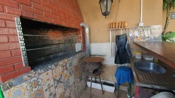 Prédio Comercial à venda com 4 quartos, 353m², 3 suítes, 2 vagas, Rua Elvira Dendena no bairro Hípica em Porto Alegre