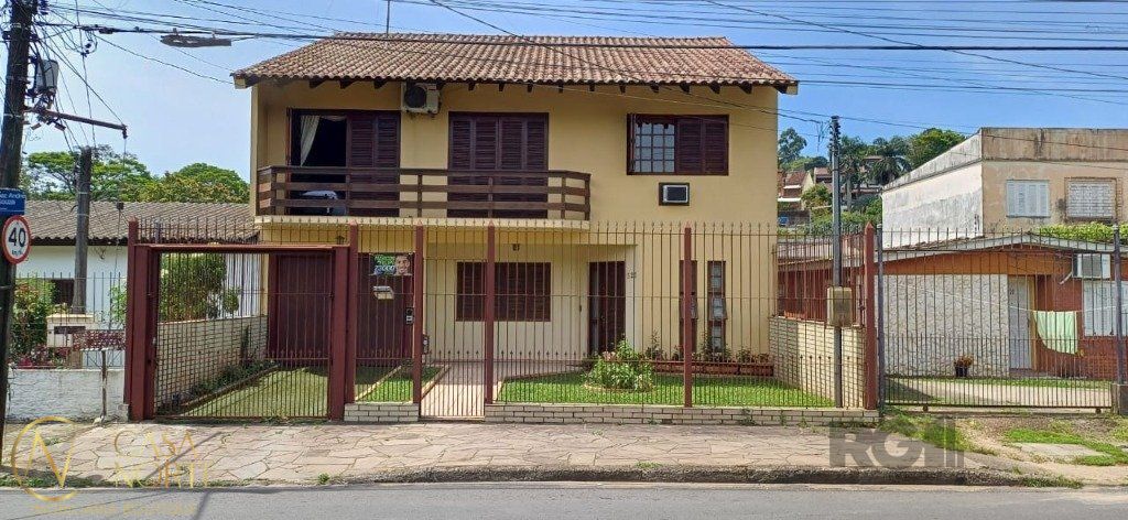 Casa à venda com 3 quartos, 271m², 1 suíte, 2 vagas, Rua Ibanez André Pitthan Souza no bairro Jardim Sabará em Porto Alegre