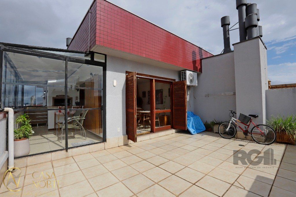 Cobertura à venda com 3 quartos, 164m², 2 vagas, Rua Luiz de Camões no bairro Santo Antônio em Porto Alegre