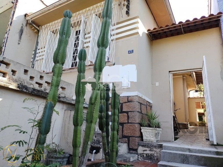 Casa à venda com 4 quartos, 181m², 1 vaga, Rua São Vicente no bairro Rio Branco em Porto Alegre