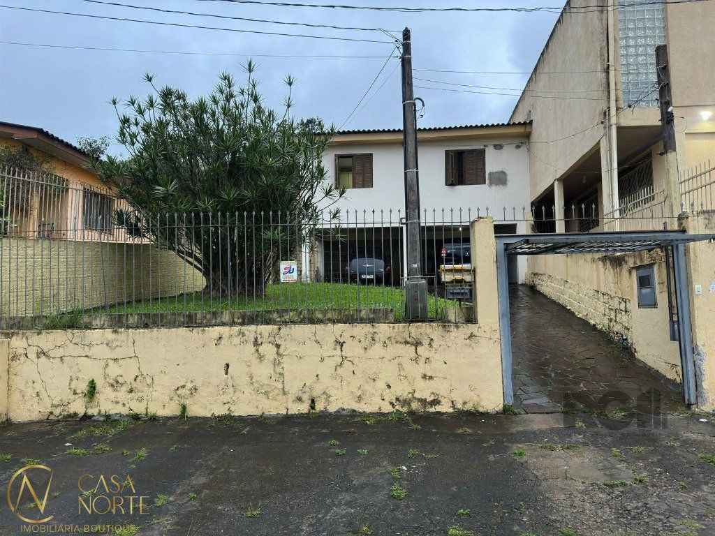 Casa à venda com 3 quartos, 129m², 1 suíte, 2 vagas, Rua Natércia Cunha Veloso no bairro Morro Santana em Porto Alegre
