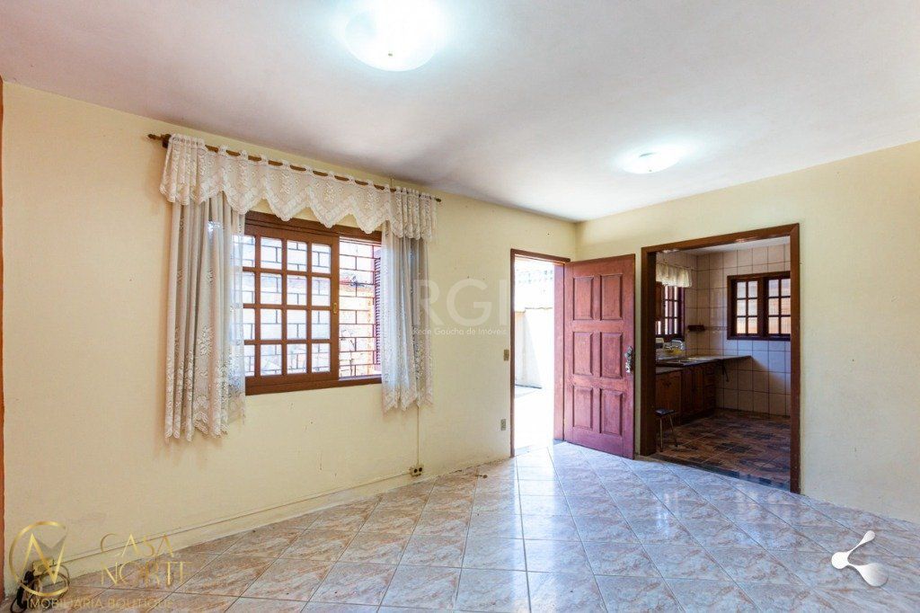 Casa à venda com 3 quartos, 200m², 1 suíte, 2 vagas, Acesso José da Silva Bernardo no bairro Jardim Sabará em Porto Alegre