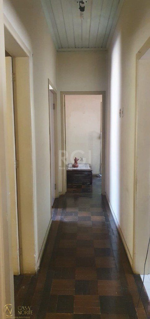 Casa à venda com 3 quartos, 167m², 2 vagas, Rua Azevedo Sodre no bairro Passo da Areia em Porto Alegre
