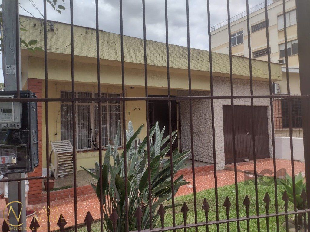 Casa à venda com 3 quartos, 110m², 2 vagas, Rua Cipó no bairro Passo da Areia em Porto Alegre