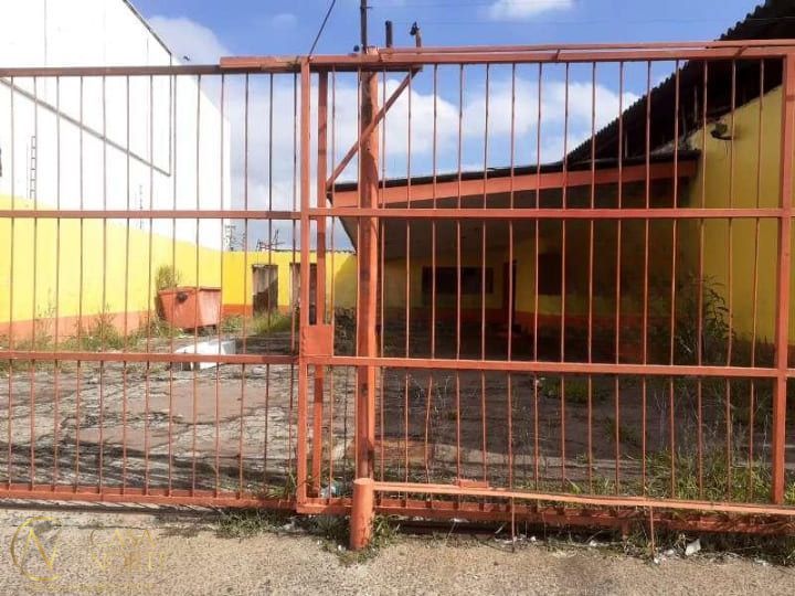 Terreno à venda  com 300m², Avenida Protásio Alves no bairro Três Figueiras em Porto Alegre