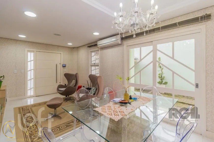 Casa à venda com 4 quartos, 330m², 4 suítes, 6 vagas, Rua Folha da Tarde no bairro Cristal em Porto Alegre
