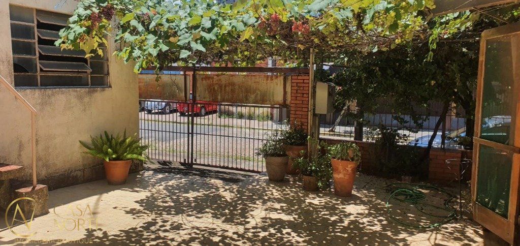 Casa à venda com 3 quartos, 167m², 2 vagas, Rua Azevedo Sodre no bairro Passo da Areia em Porto Alegre