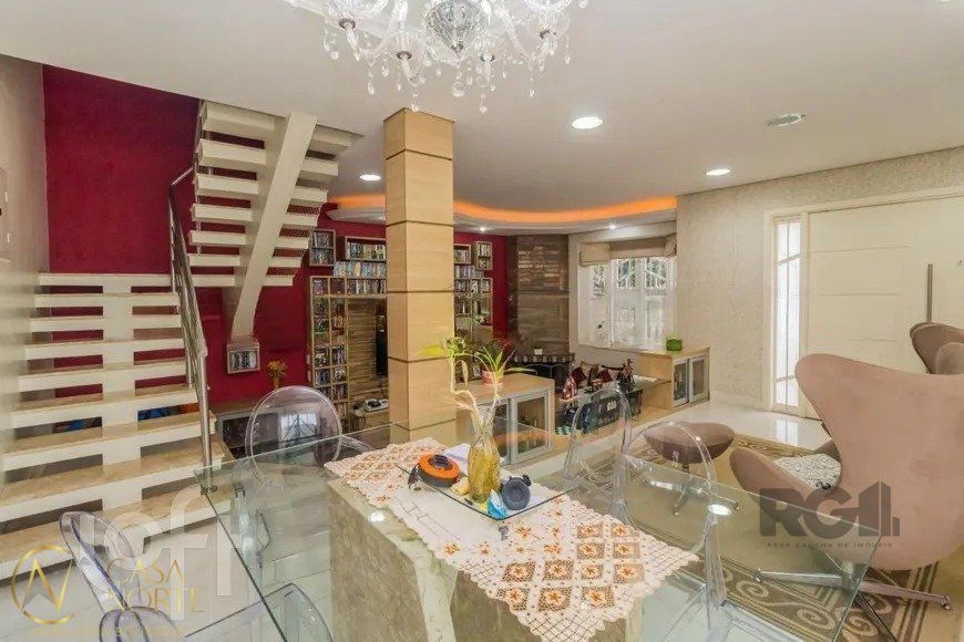 Casa à venda com 4 quartos, 330m², 4 suítes, 6 vagas, Rua Folha da Tarde no bairro Cristal em Porto Alegre