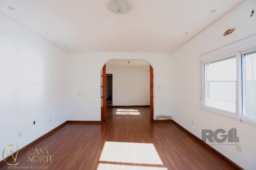 Casa à venda com 3 quartos, 200m², 1 suíte, 2 vagas, Rua Luiz Cosme no bairro Passo da Areia em Porto Alegre