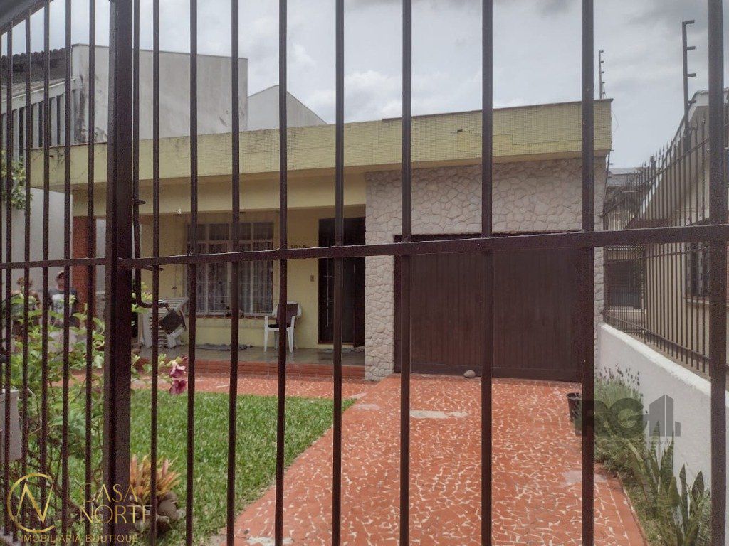 Casa à venda com 3 quartos, 110m², 2 vagas, Rua Cipó no bairro Passo da Areia em Porto Alegre
