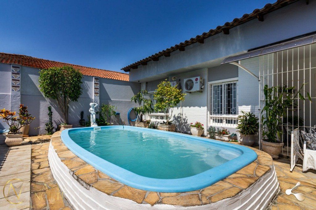 Casa à venda com 3 quartos, 215m², 1 suíte, 4 vagas, Rua Professor Leopoldo Tietbohl no bairro Jardim Itu em Porto Alegre