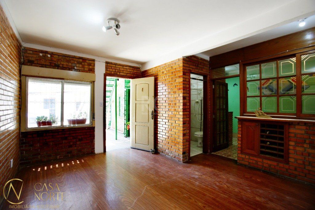 Casa à venda com 3 quartos, 350m², 3 vagas, Avenida Assis Brasil no bairro Passo da Areia em Porto Alegre