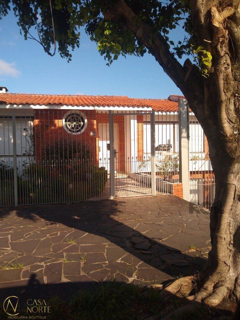 Casa à venda com 4 quartos, 414m², 1 suíte, 4 vagas, Rua Delfino Riet no bairro Santo Antônio em Porto Alegre