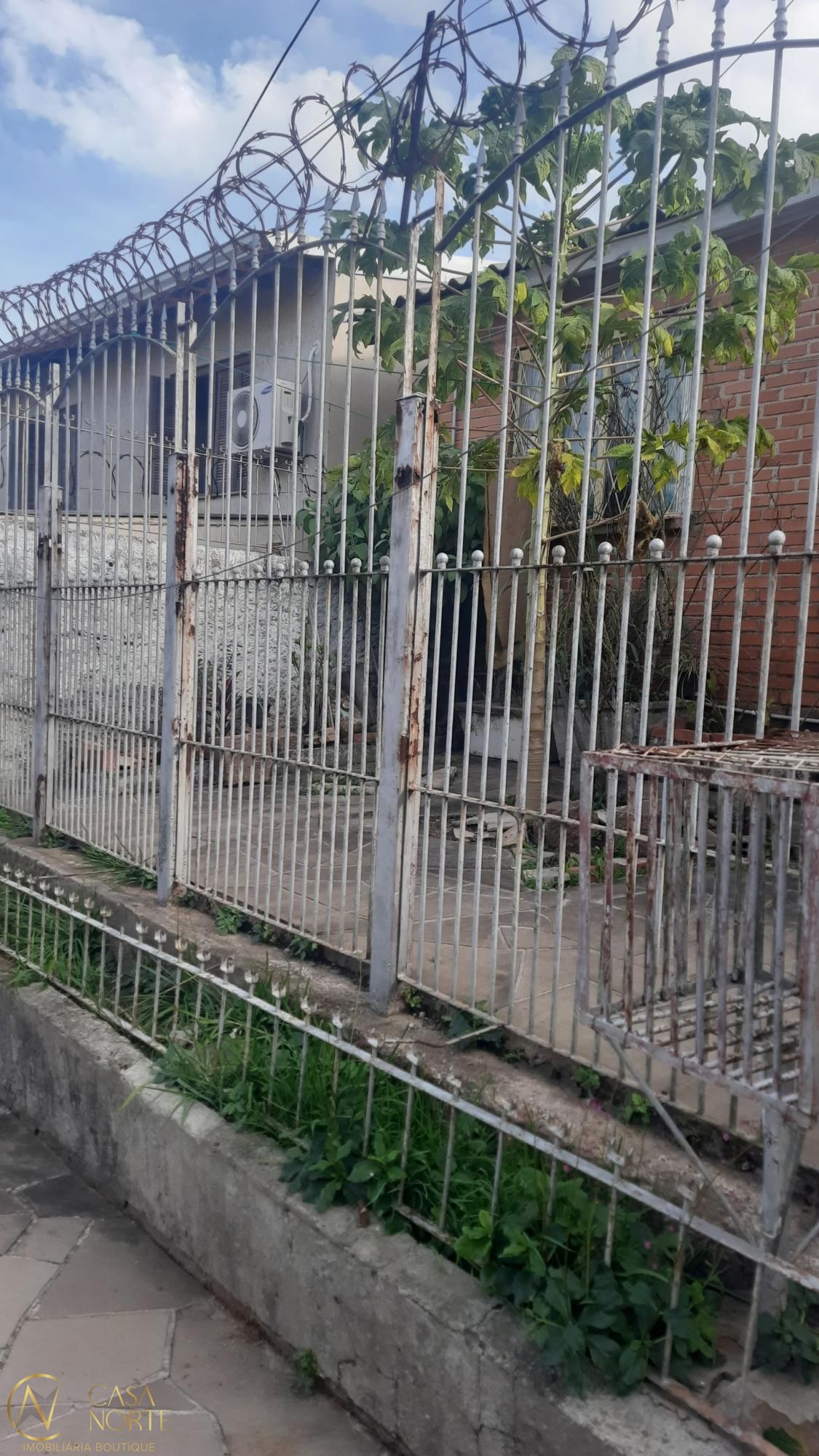 Terreno à venda  com 204m², Rua Helena Pettenuzzi Santiago no bairro Teresópolis em Porto Alegre