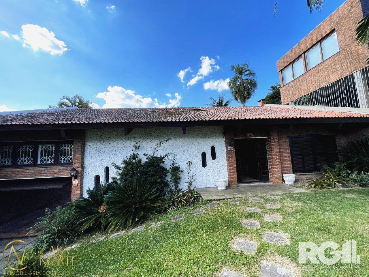 Casa à venda com 4 quartos, 364m², 3 suítes, 4 vagas, Rua Coroados no bairro Vila Assunção em Porto Alegre