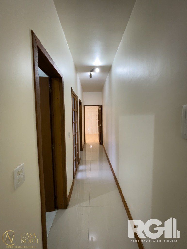 Casa à venda com 4 quartos, 140m², 2 vagas, Travessa Alexandrino de Alencar no bairro Azenha em Porto Alegre