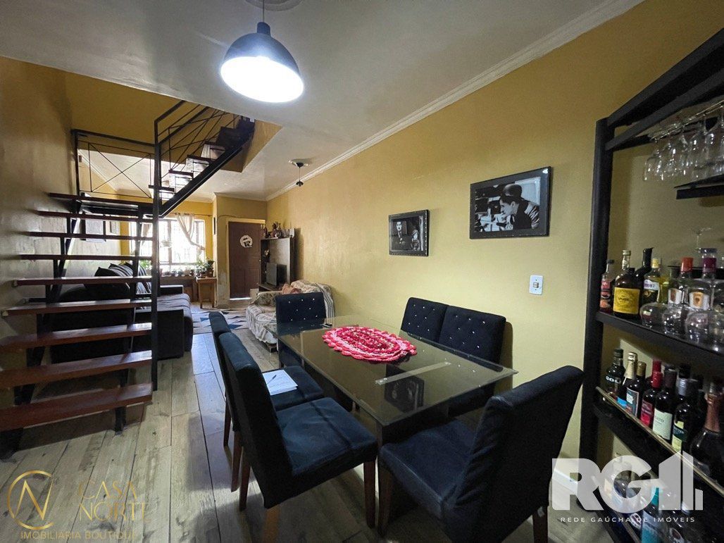 Casa à venda com 4 quartos, 180m², 1 vaga, Rua Antônio Ribeiro no bairro Santo Antônio em Porto Alegre