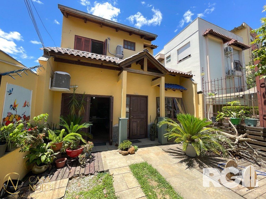 Casa à venda com 4 quartos, 180m², 1 vaga, Rua Antônio Ribeiro no bairro Santo Antônio em Porto Alegre