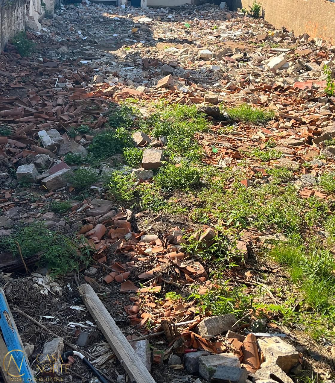Terreno à venda  com 220m², Rua Landel de Moura no bairro Tristeza em Porto Alegre