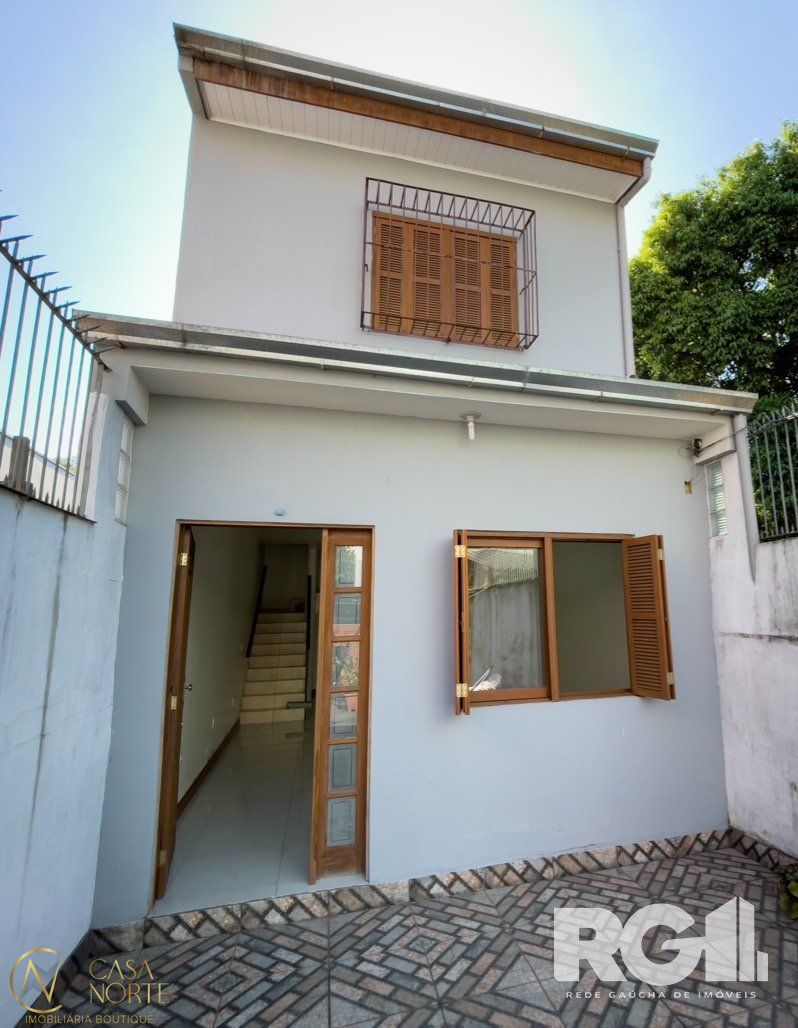 Casa à venda com 4 quartos, 140m², 2 vagas, Travessa Alexandrino de Alencar no bairro Azenha em Porto Alegre