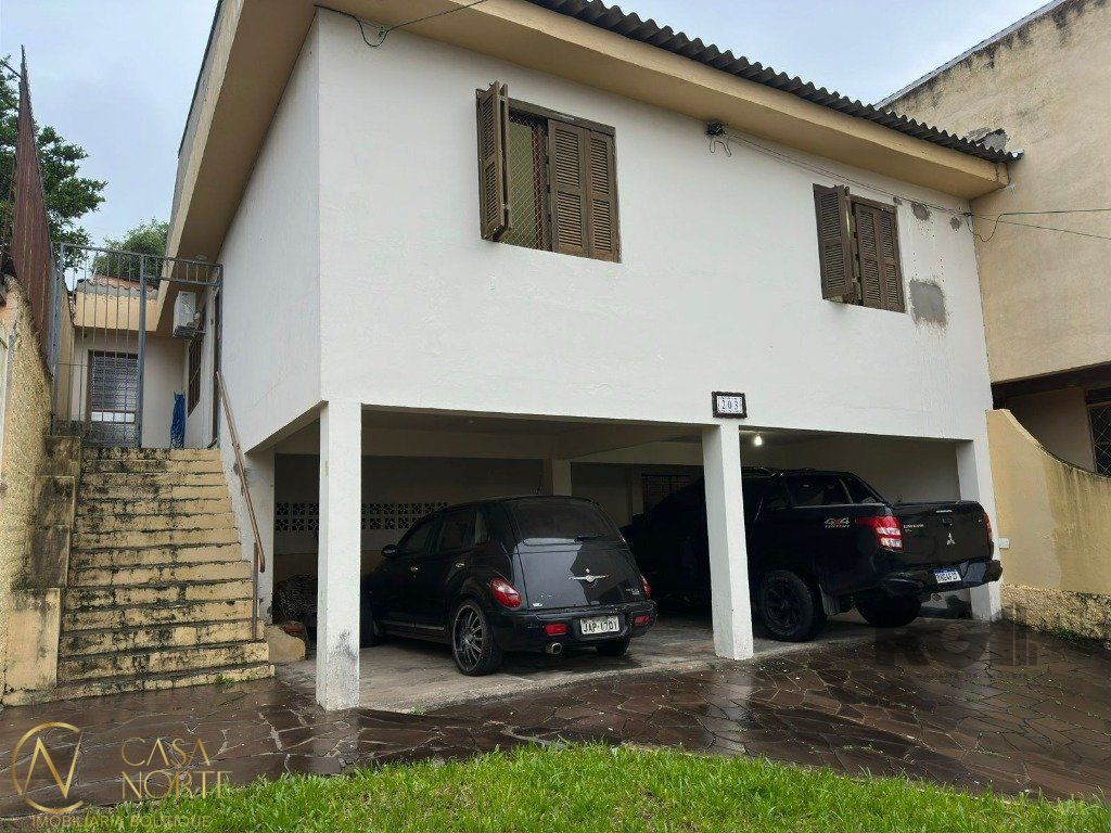 Casa à venda com 3 quartos, 129m², 1 suíte, 2 vagas, Rua Natércia Cunha Veloso no bairro Morro Santana em Porto Alegre