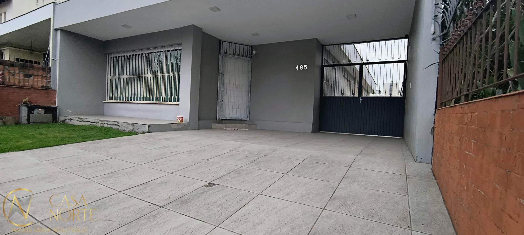 Casa à venda com 4 quartos, 201m², 2 suítes, 4 vagas, Rua Adão Baino no bairro Cristo Redentor em Porto Alegre