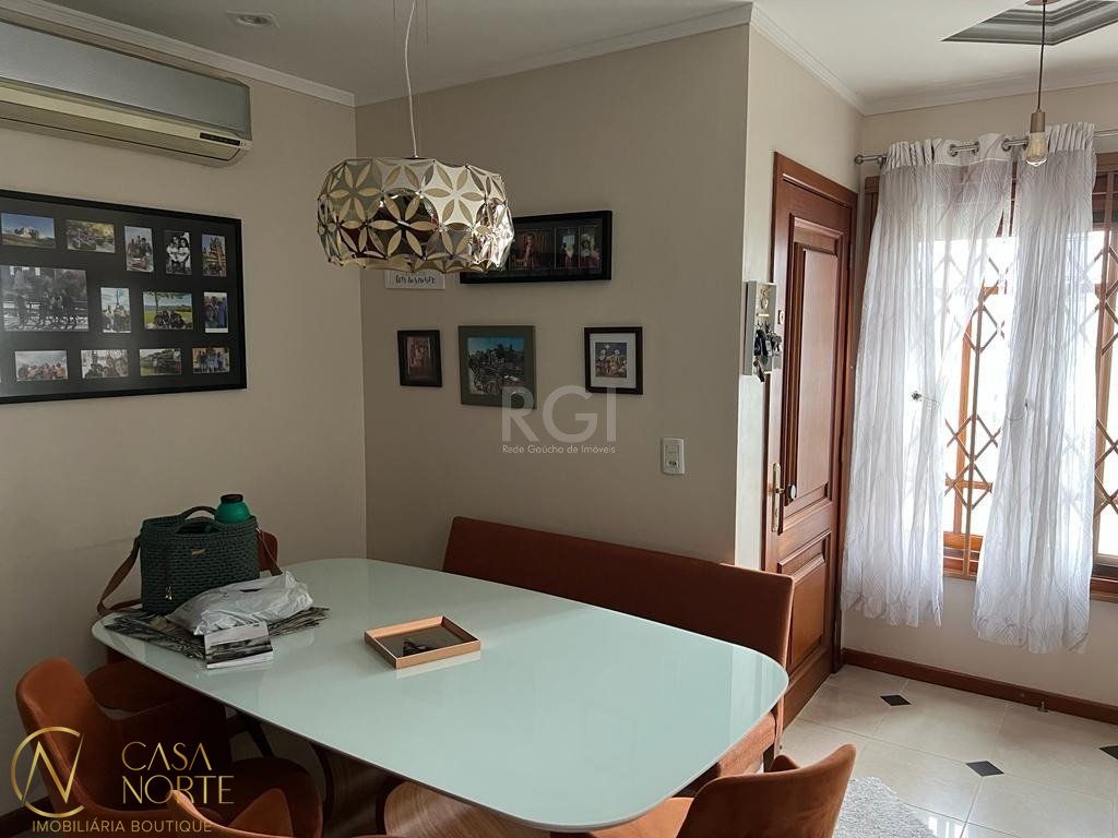 Casa à venda com 3 quartos, 274m², 1 suíte, 4 vagas, Avenida Alberto Pasqualini no bairro Jardim Sabará em Porto Alegre