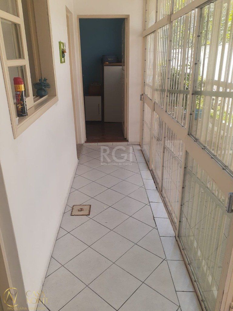 Casa à venda com 3 quartos, 300m², 1 suíte, 4 vagas, Avenida La Paz no bairro Jardim Lindóia em Porto Alegre