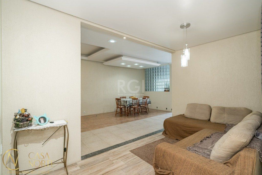 Casa à venda com 4 quartos, 259m², 1 suíte, 4 vagas, Rua Querubim Costa no bairro Coronel Aparício Borges em Porto Alegre