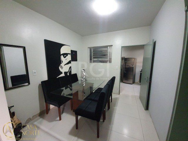 Casa à venda com 4 quartos, 250m², 1 suíte, 8 vagas, Rua Souza Lobo no bairro Vila Jardim em Porto Alegre
