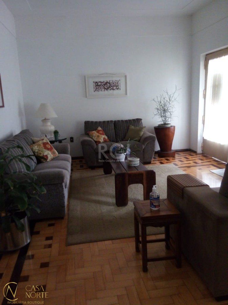 Casa à venda com 3 quartos, 150m², 2 vagas, Praça Princesa Isabel no bairro Azenha em Porto Alegre