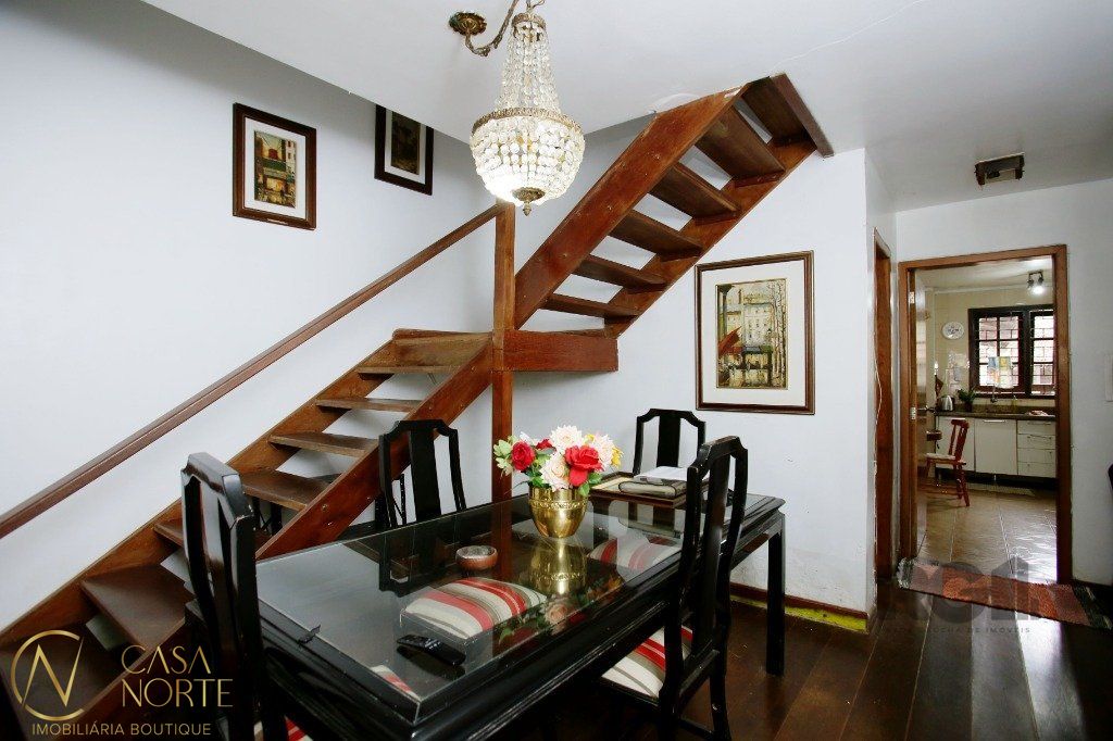 Casa à venda com 3 quartos, 230m², 1 suíte, 2 vagas, Rua Chile no bairro Jardim  Botânico em Porto Alegre