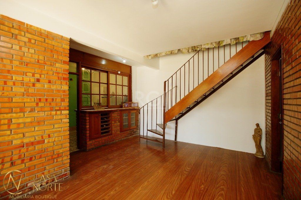 Casa à venda com 3 quartos, 350m², 3 vagas, Avenida Assis Brasil no bairro Passo da Areia em Porto Alegre