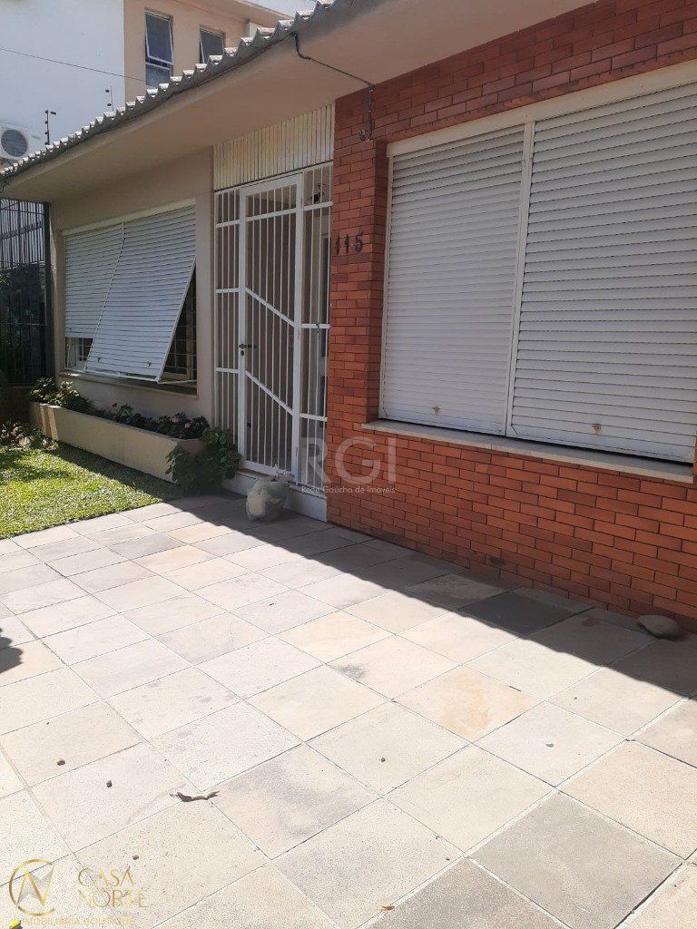 Casa à venda com 3 quartos, 300m², 1 suíte, 4 vagas, Avenida La Paz no bairro Jardim Lindóia em Porto Alegre