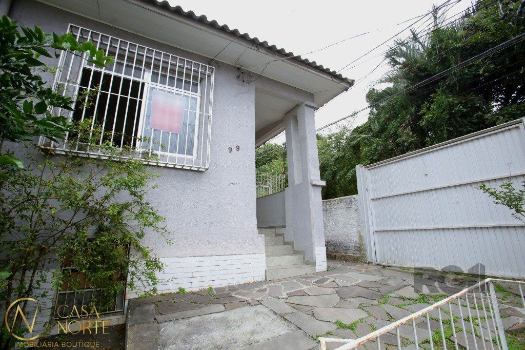 Casa à venda com 2 quartos, 95m², 1 vaga, Avenida General Barreto Viana no bairro Chácara das Pedras em Porto Alegre