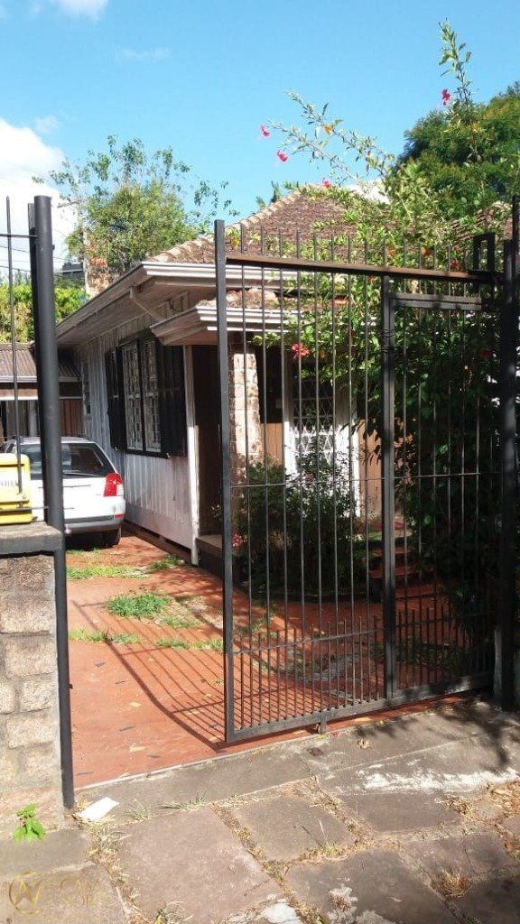 Casa à venda com 3 quartos, 110m², 4 vagas, Rua Enes Bandeira no bairro Cristo Redentor em Porto Alegre