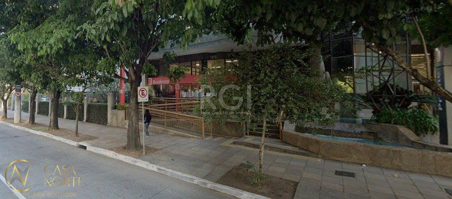 Sala Comercial à venda , 121m², Avenida Carlos Gomes no bairro Auxiliadora em Porto Alegre