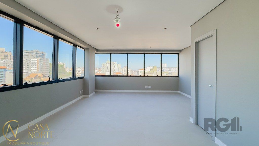 Sala Comercial à venda , 42m², Avenida Cristóvão Colombo no bairro Floresta em Porto Alegre