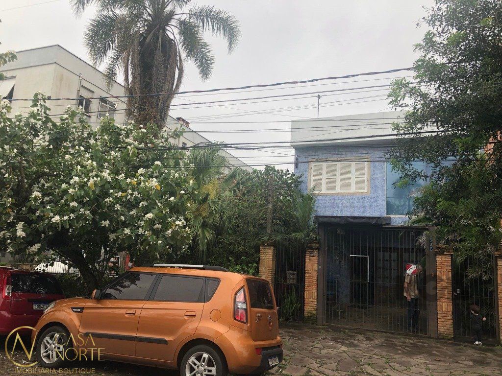 Casa à venda com 4 quartos, 300m², 2 vagas, Rua Marquês de Alegrete no bairro São João em Porto Alegre