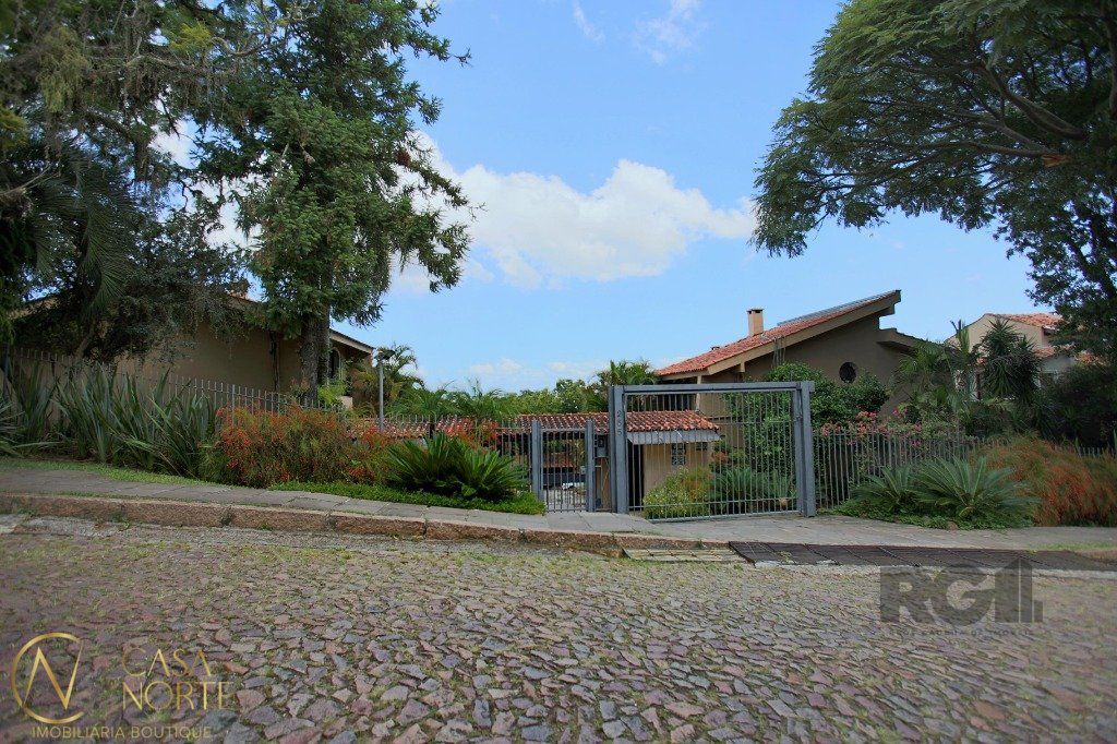 Casa de Condomínio à venda com 3 quartos, 221m², 1 suíte, 2 vagas, Avenida Cai no bairro Cristal em Porto Alegre