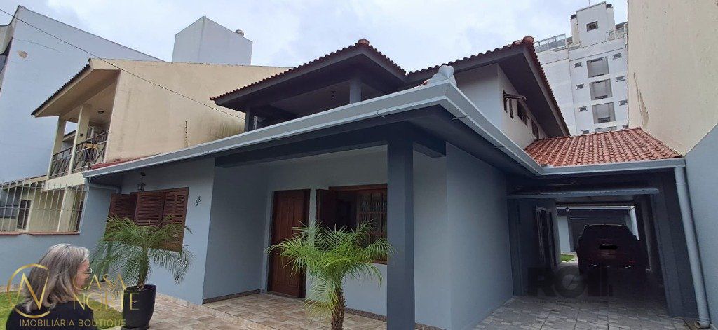 Casa à venda com 4 quartos, 292m², 1 suíte, 6 vagas, Rua Zeev Jabotinski no bairro Jardim Itu em Porto Alegre