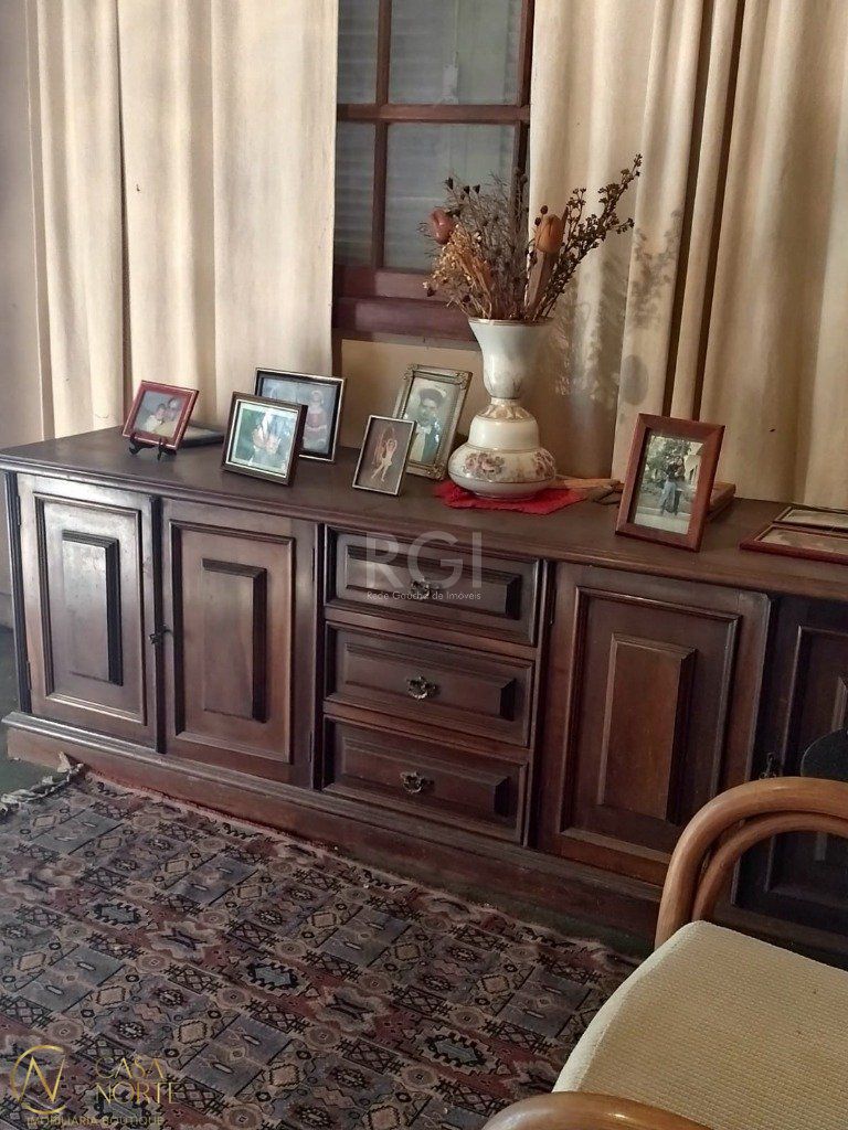 Casa à venda com 1 quarto, 137m², 1 suíte, 4 vagas, Rua Doutor Timoteo no bairro Floresta em Porto Alegre