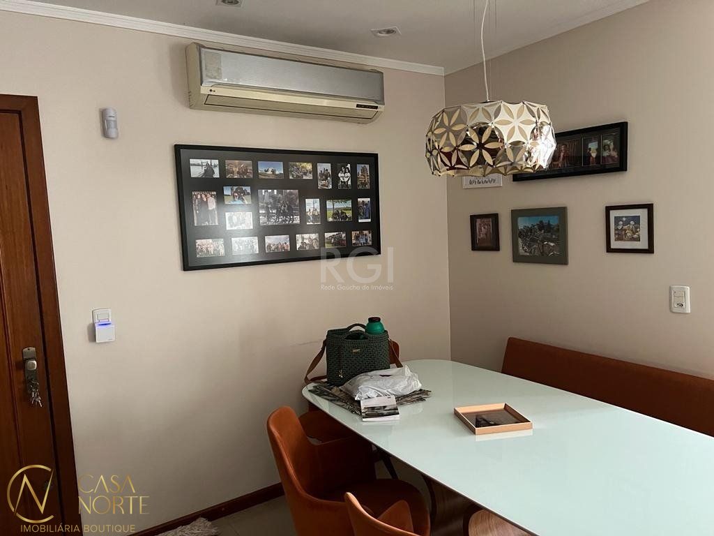Casa à venda com 3 quartos, 274m², 1 suíte, 4 vagas, Avenida Alberto Pasqualini no bairro Jardim Sabará em Porto Alegre