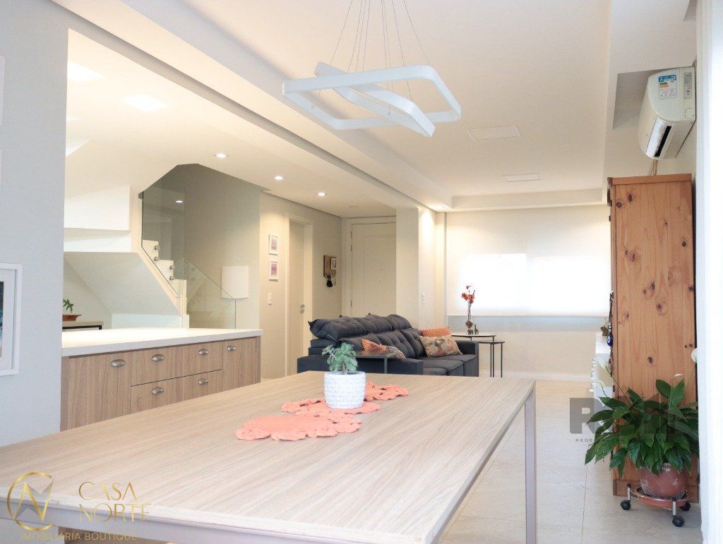 Casa de Condomínio à venda com 3 quartos, 168m², 2 suítes, 2 vagas, Rua Madre Clara no bairro Mário Quintana em Porto Alegre