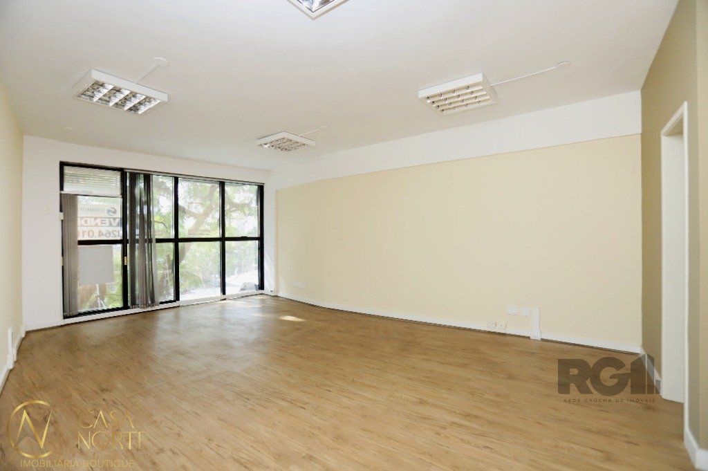 Sala Comercial à venda , 34m², Avenida Cristóvão Colombo no bairro Moinhos de Vento em Porto Alegre