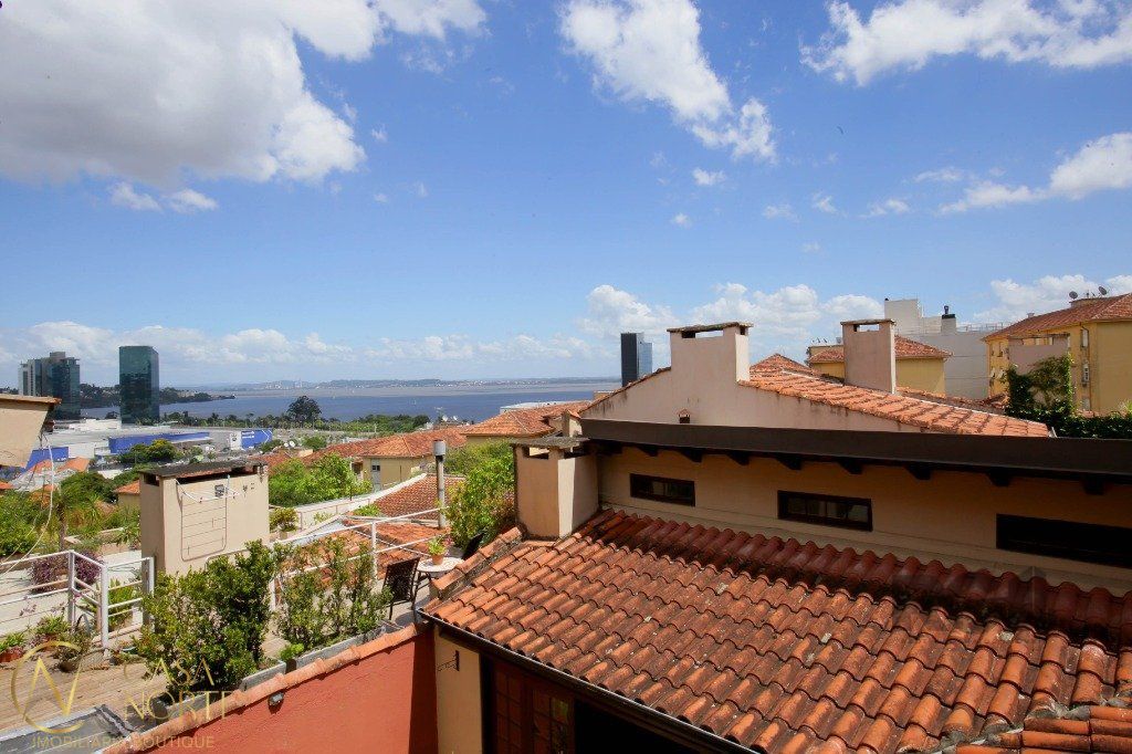 Casa de Condomínio à venda com 3 quartos, 221m², 1 suíte, 2 vagas, Avenida Cai no bairro Cristal em Porto Alegre